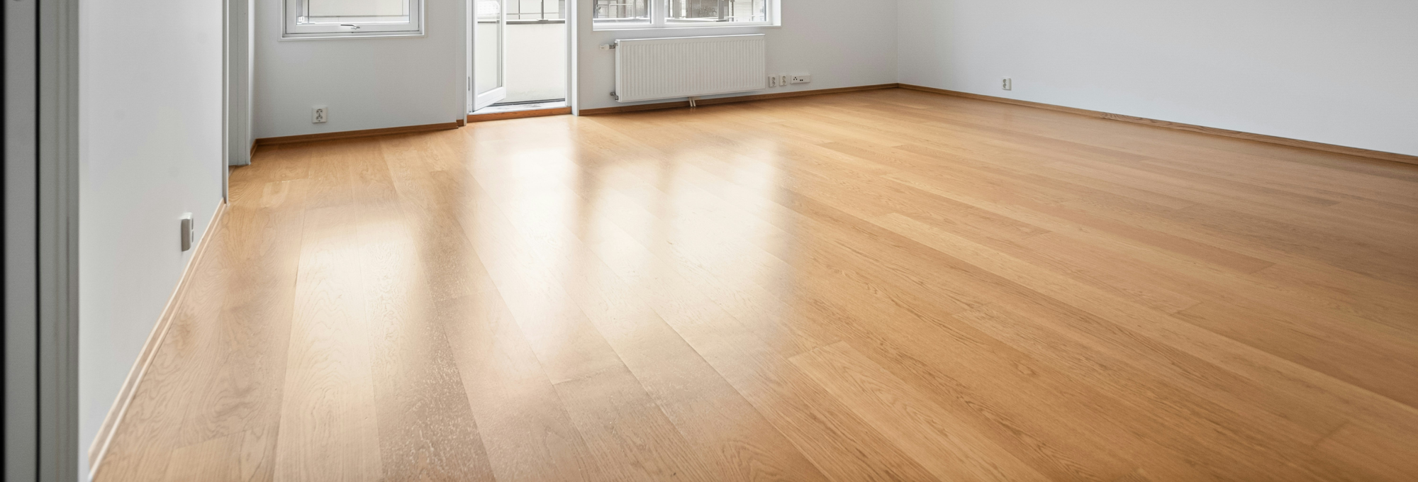 Shiny Hardwood Flooring in an empty room from Diamondback Flooring in Phoenix AZ